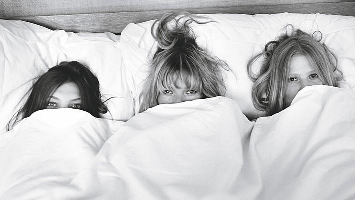 Подружки спят в одной постели